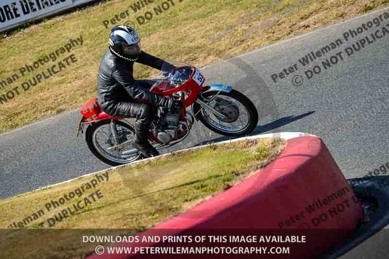 Vintage motorcycle club;eventdigitalimages;mallory park;mallory park trackday photographs;no limits trackdays;peter wileman photography;trackday digital images;trackday photos;vmcc festival 1000 bikes photographs